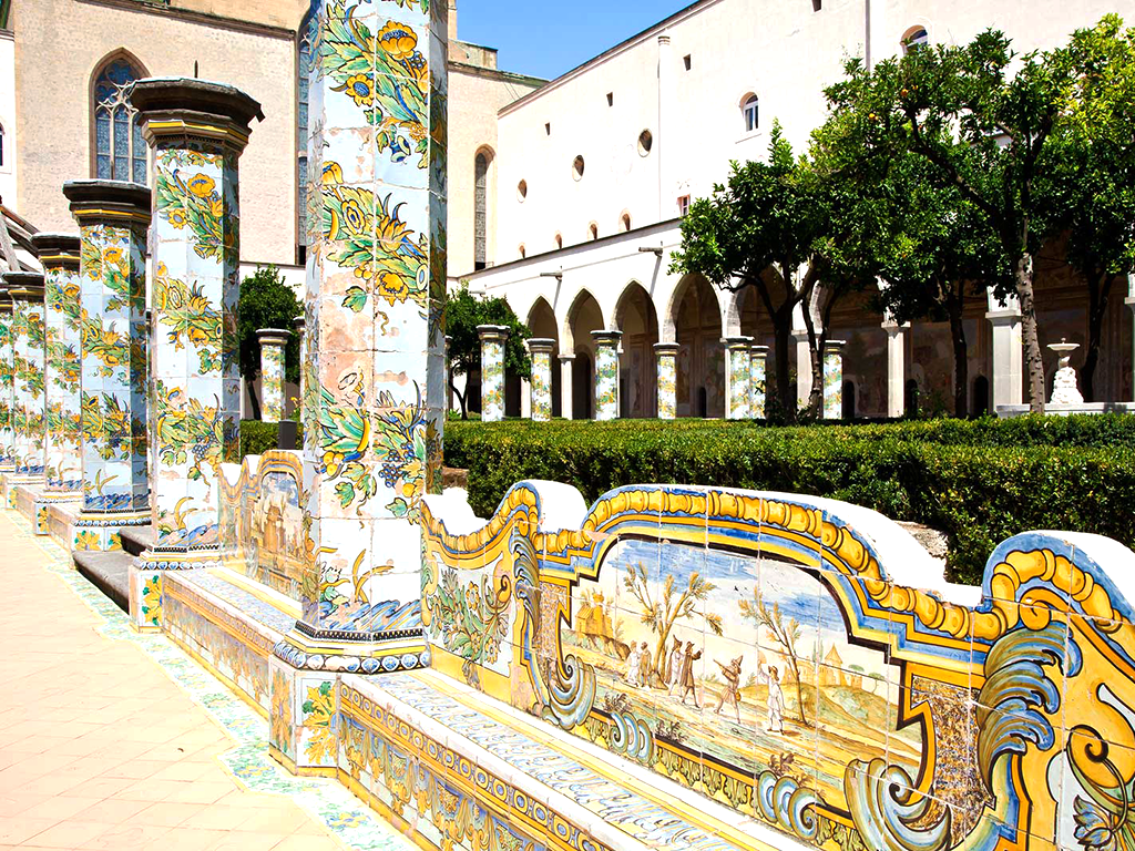 Chiostro maiolicato Santa Chiara Napoli